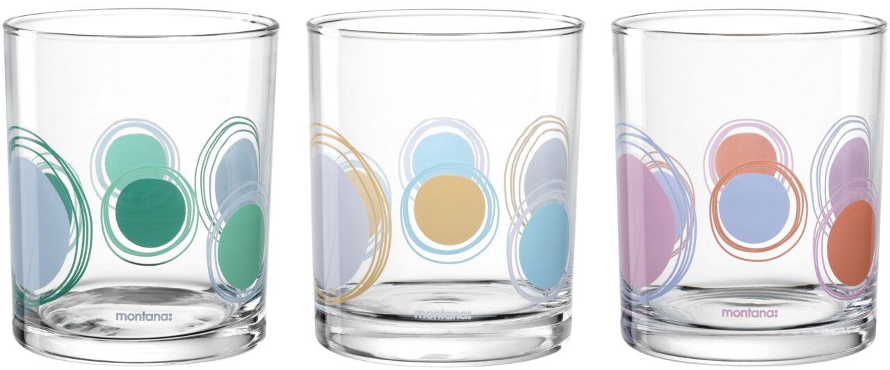 Drie kleurrijke glazen met cirkelvormige patronen in verschillende kleuren, gefotografeerd vanaf de voorkant.