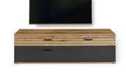 Frontansicht eines modernen TV-Lowboards aus Holz mit dunklen Schubladen und Türen.
