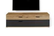 Frontansicht eines modernen TV-Lowboards aus Holz mit dunklen Schubladen und Türen.