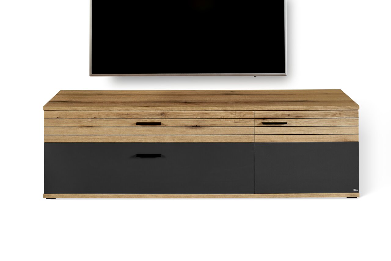 Frontansicht eines modernen TV-Lowboards aus Holz mit dunklen Schubladen und Türen.