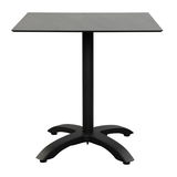 Moderner Gartentisch mit quadratischer Tischplatte und stabilem Mittelfuß, Frontalansicht.