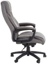 Grauer Chefsessel aus seitlicher Perspektive mit gepolsterten Armlehnen und Rollen.