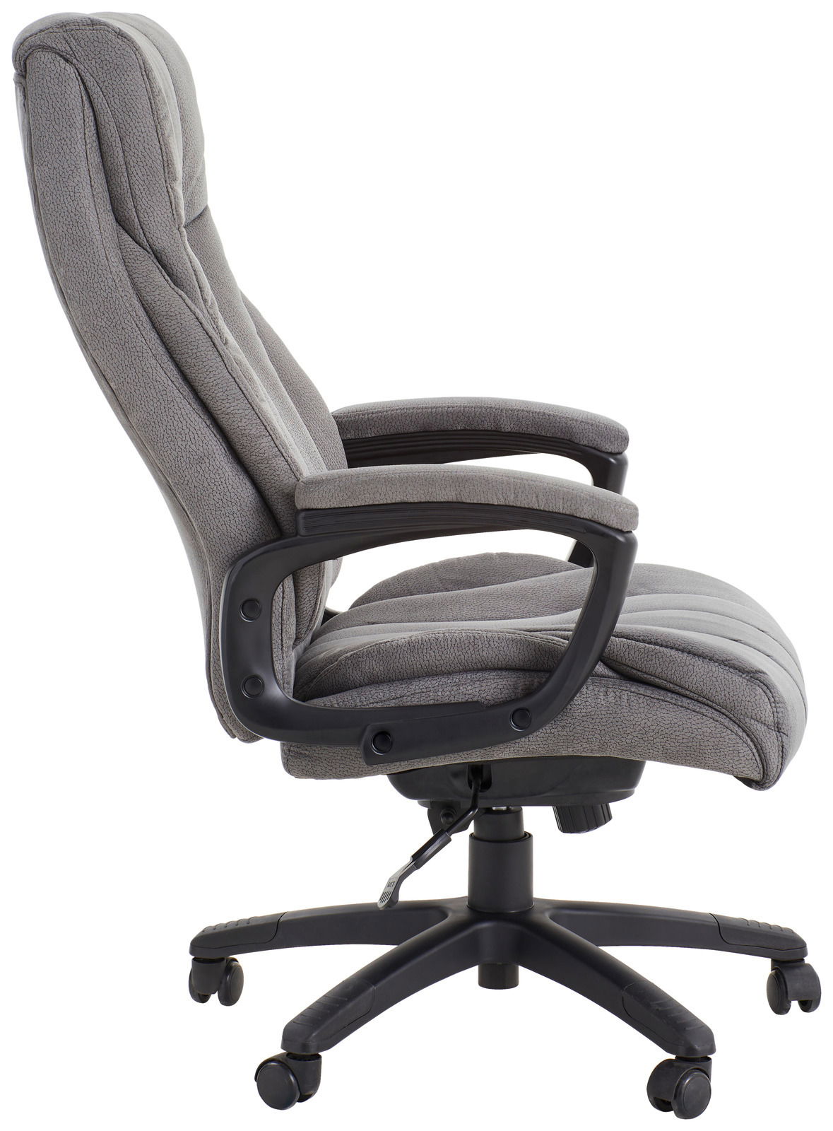 Grauer Chefsessel aus seitlicher Perspektive mit gepolsterten Armlehnen und Rollen.