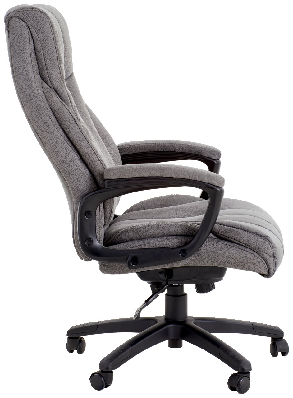 Grauer Chefsessel aus seitlicher Perspektive mit gepolsterten Armlehnen und Rollen.