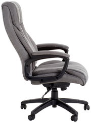 Grauer Chefsessel aus seitlicher Perspektive mit gepolsterten Armlehnen und Rollen.