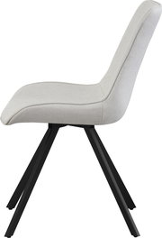 Gepolsterter Esszimmerstuhl in hellgrauem Stoffbezug mit schwarzem Metallgestell, Seitenansicht (Profil) vor weißem Hintergrund