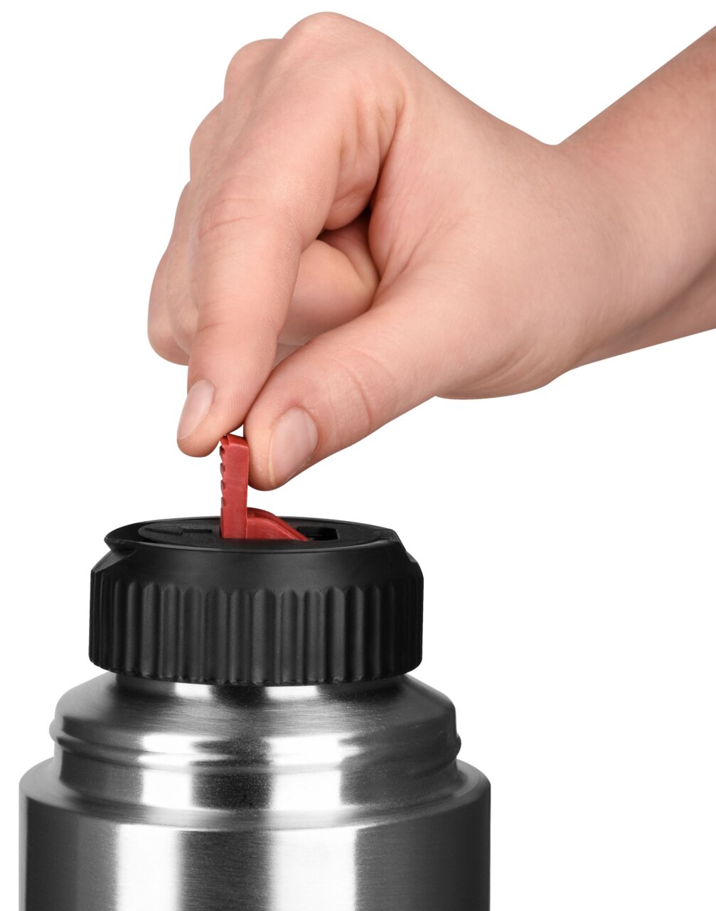 Close-up van een hand die de sluiting van een zilveren thermosfles met een zwarte dop en een rode hendel opent.