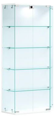 Transparente Glasvitrine mit Glastür, vier Glasböden und silberfarbenen Beschlägen, freistehend vor weißem Hintergrund; Perspektive: frontale Ansicht leicht von links.