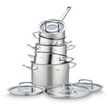 Stapel von fünf Edelstahlkochtöpfen mit Glasdeckeln, seitliche Perspektive