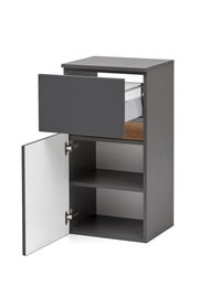 Moderner Unterschrank in dunklem Grau mit einer offenen Schublade und einer geöffneten Tür, seitliche Perspektive.