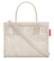 Vorderansicht einer kleinen, cremefarbenen Shopper-Tasche mit weicher, flauschiger Oberfläche und verstellbarem Schulterriemen.