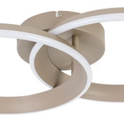Moderne led-plafondlamp met een gebogen vormgeving, gezien vanaf de zijkant