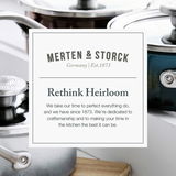 Nahaufnahme von Merten & Storck Servierpfannen in verschiedenen Farben, seitlich betrachtet.