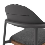 Rückansicht eines modernen Loungestuhls mit grauem Polster und Holzdetails.