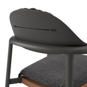 Rückansicht eines modernen Loungestuhls mit grauem Polster und Holzdetails.