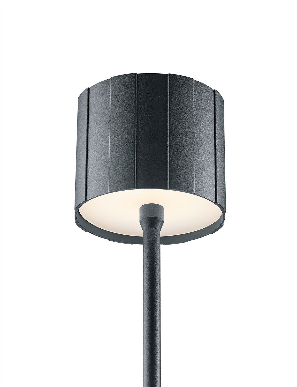 Musterring Akku-Stehleuchte MARISA Moderne Akku-Stehleuchte mit schwarzem, geripptem Lampenschirm, Ansicht von unten.