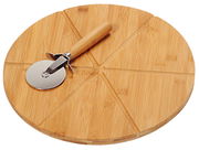 Runder Bambus-Pizzateller mit eingravierten Schneidelinien und einem Pizzaschneider mit Holzgriff, aus der Vogelperspektive.