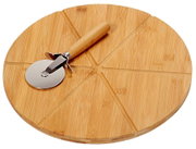 Runder Bambus-Pizzateller mit eingravierten Schneidelinien und einem Pizzaschneider mit Holzgriff, aus der Vogelperspektive.