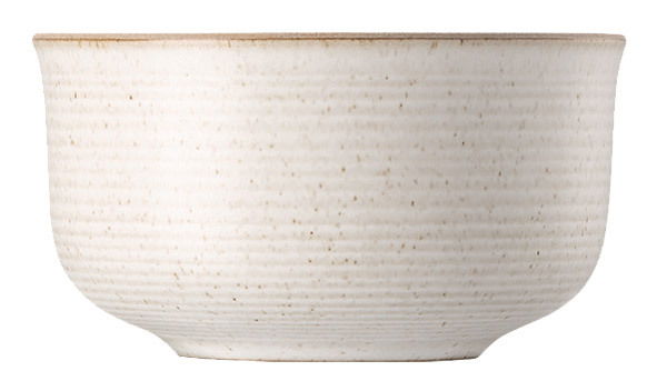 Seitliche Ansicht einer 13 cm großen Müslischale in Sandfarbe mit feiner Rillenstruktur.
