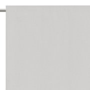 Nahaufnahme eines weißen Fertigvorhangs an einer Gardinenstange, Textur gut sichtbar