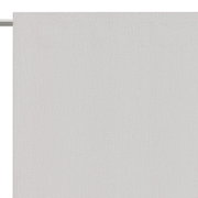 Nahaufnahme eines weißen Fertigvorhangs an einer Gardinenstange, Textur gut sichtbar