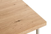 Nahaufnahme einer Tischplatte aus Holz mit natürlicher Maserung, Perspektive von oben.