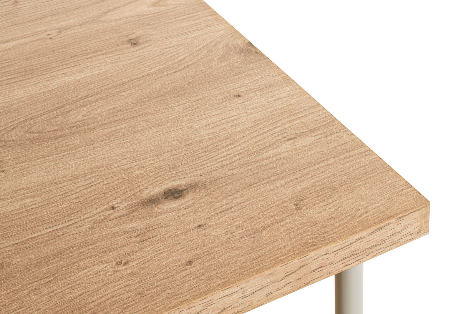 Nahaufnahme einer Tischplatte aus Holz mit natürlicher Maserung, Perspektive von oben.