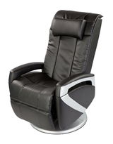 Schwarzer Massagesessel in seitlicher Perspektive mit ergonomischem Design und gepolsterten Armlehnen.