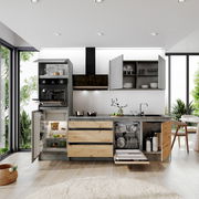 Moderne Küchenzeile mit offenen Schränken, eingebautem Ofen, Kühlschrank und Geschirrspüler, aus der Frontansicht fotografiert.