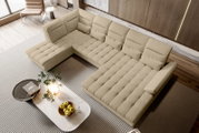 Beiges, modernes U-förmiges Wohnlandschaft-/Ecksofa mit gepolsterten Sitzflächen, Kopfstützen und Zierkissen im Wohnzimmer, aufgenommen aus schräger Vogelperspektive von oben
