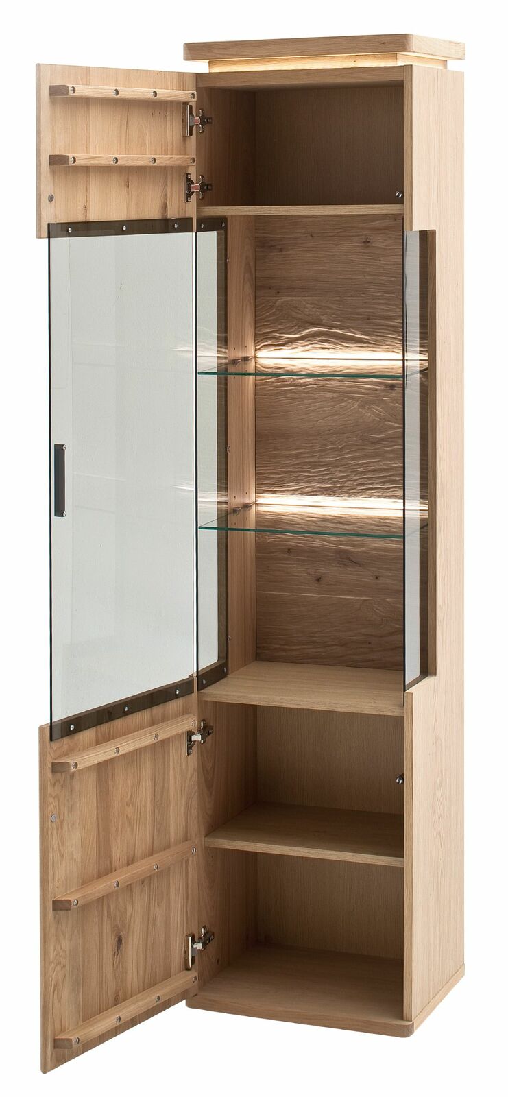 Geöffnete Vitrine aus Holz mit Glastüren und Glasböden, frontal betrachtet.