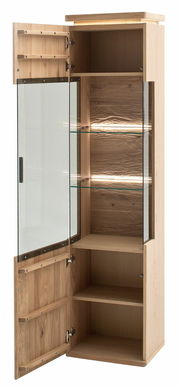 Geöffnete Vitrine aus Holz mit Glastüren und Glasböden, frontal betrachtet.