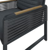 Nahaufnahme eines modernen Gartensessels mit grauem Stoffbezug, Holzarmlehnen und seitlichen Seilbespannungen, seitliche Perspektive