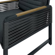 Nahaufnahme eines modernen Gartensessels mit grauem Stoffbezug, Holzarmlehnen und seitlichen Seilbespannungen, seitliche Perspektive