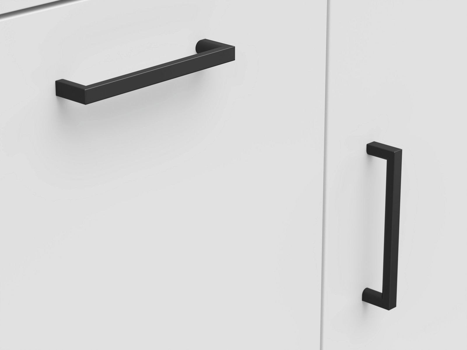 Nahaufnahme von schwarzen Griffen an einer weißen Kommode, seitliche Perspektive