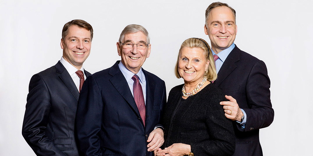 Familiefoto van de familie Zurbrüggen. Helemaal links Stefan Zurbrüggen, rechts daarvan Achim Zurbrüggen, nog een stapje verder naar rechts Regine Zurbrüggen en helemaal rechts Christian Zurbrüggen.