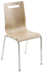 Moderner Stapelstuhl aus hellem Holz mit Metallbeinen, seitliche Perspektive