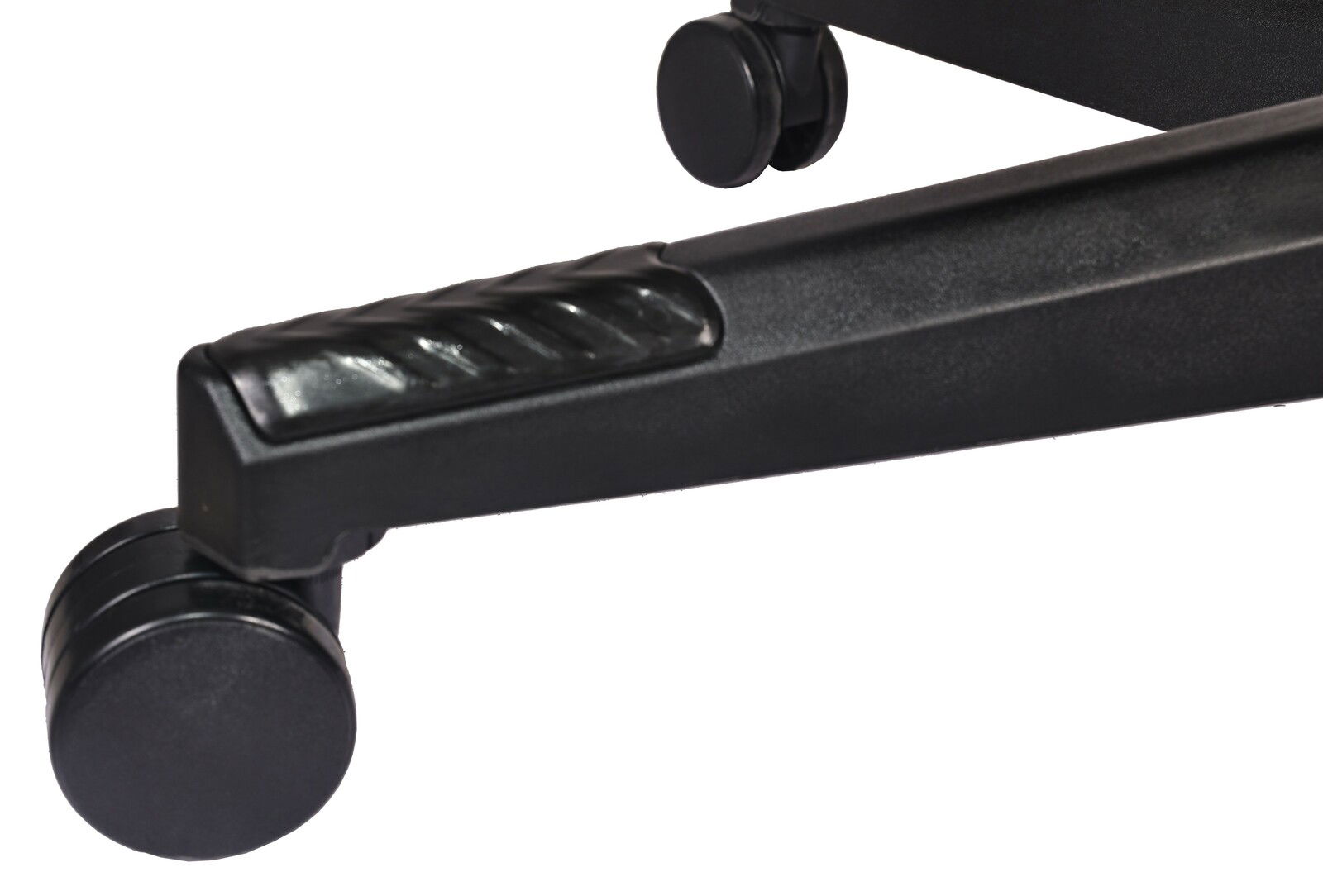 Nahaufnahme eines schwarzen Gaming-Stuhl-Fußes mit Rollen, seitliche Perspektive