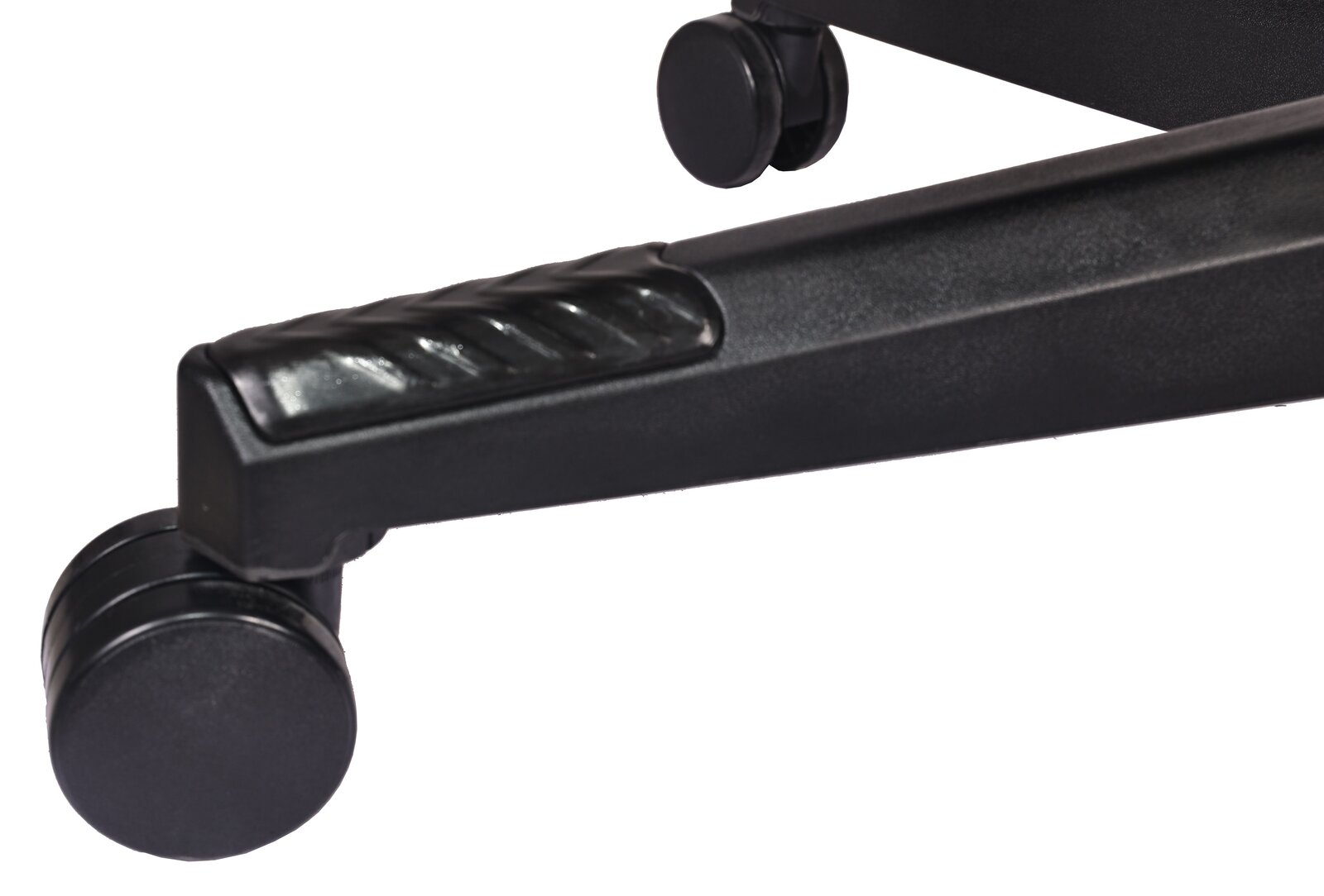 Nahaufnahme eines schwarzen Gaming-Stuhl-Fußes mit Rollen, seitliche Perspektive