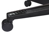 Nahaufnahme eines schwarzen Gaming-Stuhl-Fußes mit Rollen, seitliche Perspektive
