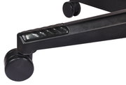 Nahaufnahme eines schwarzen Gaming-Stuhl-Fußes mit Rollen, seitliche Perspektive