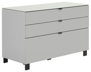 Modernes Sideboard mit drei Schubladen, in einer schlichten, grauen Farbe, aus einer leicht seitlichen Perspektive fotografiert.