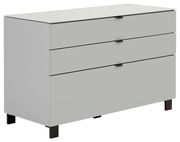 Modernes Sideboard mit drei Schubladen, in einer schlichten, grauen Farbe, aus einer leicht seitlichen Perspektive fotografiert.