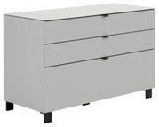 Modernes Sideboard mit drei Schubladen, in einer schlichten, grauen Farbe, aus einer leicht seitlichen Perspektive fotografiert.