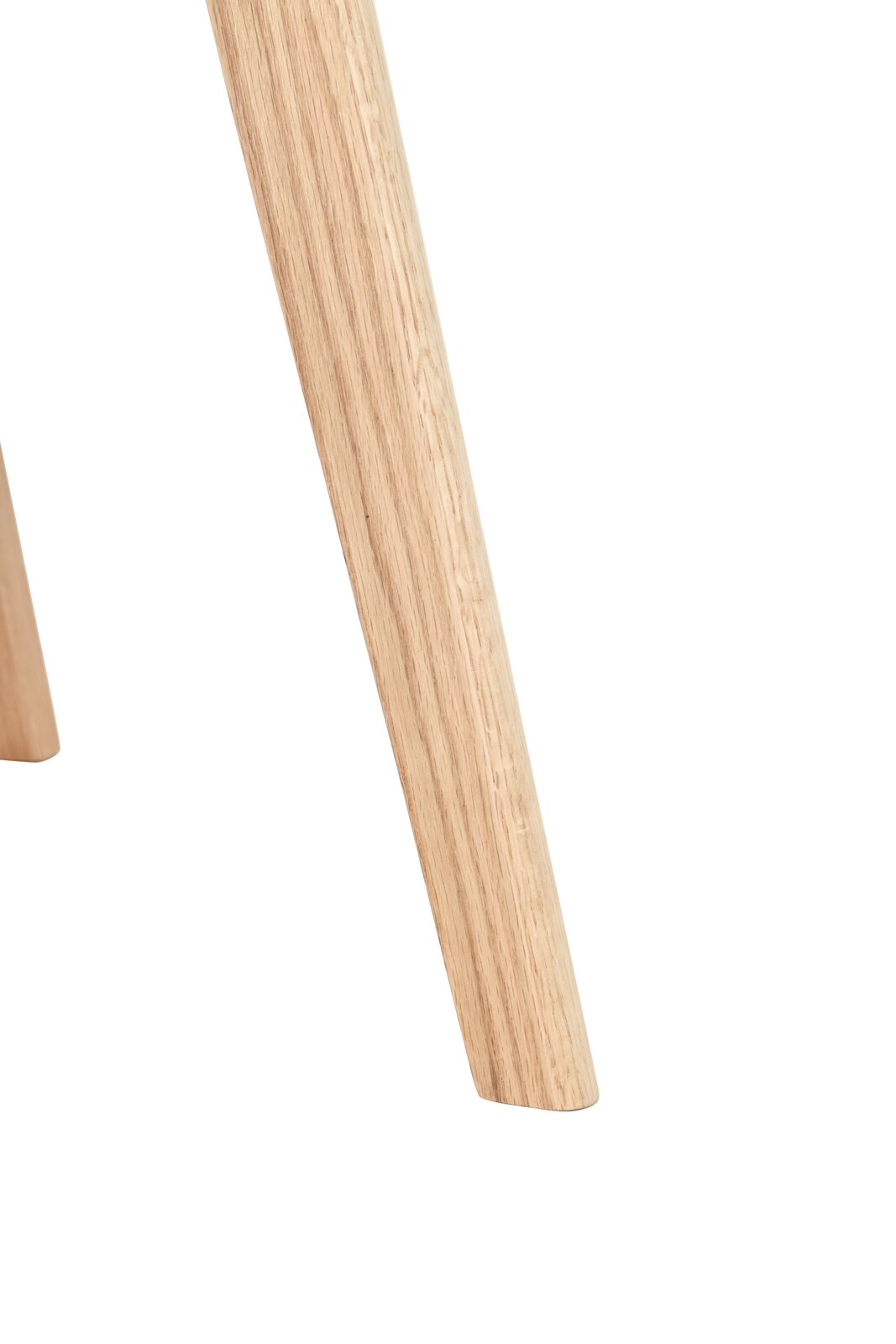 Nahaufnahme eines Stuhlbeins aus hellem Holz, seitliche Perspektive