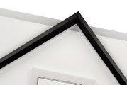 Nahaufnahme einer modernen LED-Deckenleuchte mit schwarzem Rahmen aus der Seitenperspektive.