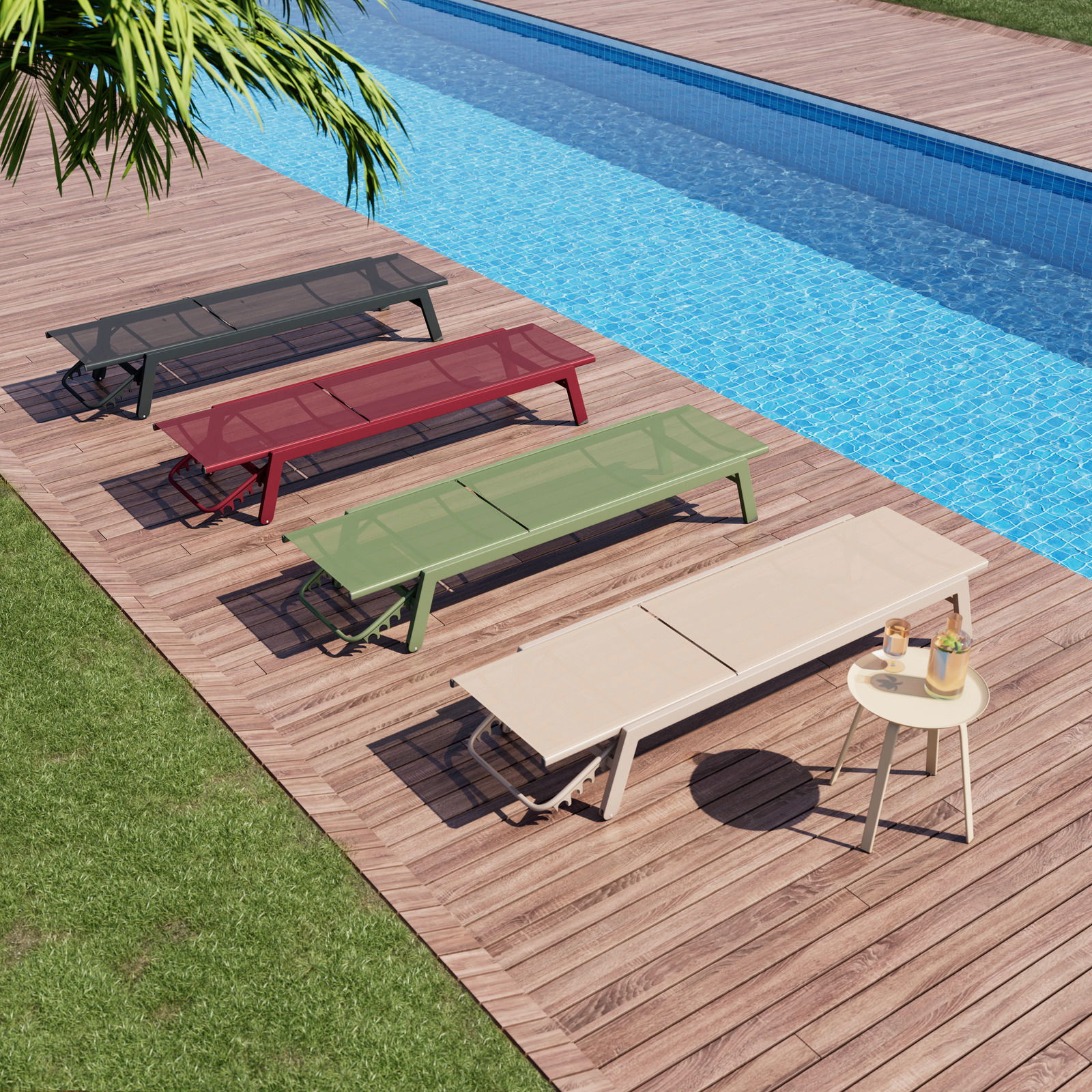Vier Sonnenliegen in verschiedenen Farben (schwarz, rot, grün, beige) auf einer Holzterrasse neben einem Pool, aus der Vogelperspektive fotografiert.