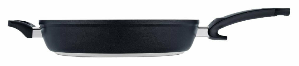 Seitliche Ansicht einer schwarzen Comfort Pfanne mit zwei Griffen, 32 cm Durchmesser.