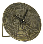 Nahaufnahme einer dekorativen Uhr mit einem Zifferblatt in Holzmaserung-Optik und schwarzen Zeigern, aus schräger Perspektive.