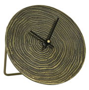 Nahaufnahme einer dekorativen Uhr mit einem Zifferblatt in Holzmaserung-Optik und schwarzen Zeigern, aus schräger Perspektive.